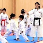 清水希容さん（右から２人目）の指導を受ける子どもたち＝大和工業アリーナ姫路
