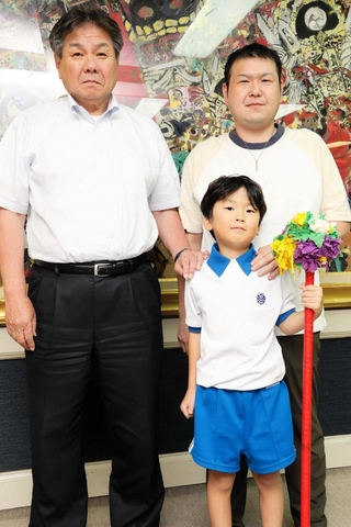 中村巴星さん（中央）
