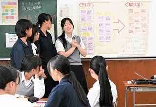 買い物難民や人手不足など地域の課題とその解決策について発表する生徒たち＝姫路商業高校