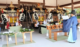 修復したみこしを前に祝詞を奏上する宮司＝松原八幡神社