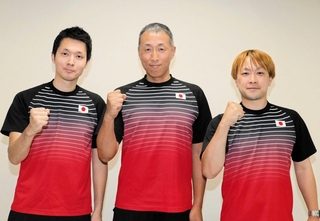 座位バレー日本代表を指導する（左から）久保佳大さん、有方大介さん、谷河勇綺さん＝姫路市豊沢町