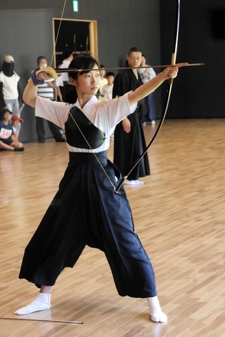 体験会で弓を引く田村歩記者＝大和工業アリーナ姫路（撮影・船田翔太）