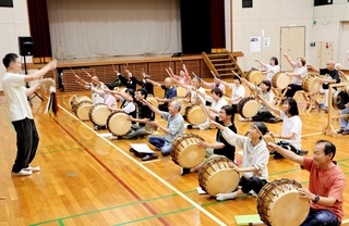 プンムルノリの練習に励む出演者ら＝姫路市花田町加納原田
