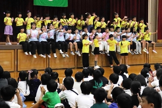 式典でダンスを披露した児童たち＝高岡小学校