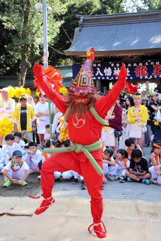 氏子たちが取り囲む中、披露された龍王舞＝正八幡神社