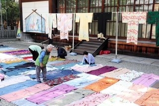 保存会会員らの手で丁寧に並べられた着物＝播磨国総社