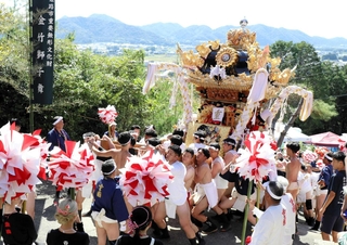 甲八幡神社の宮入りに向けて屋台を担ぎながら急坂を上がる練り子ら＝姫路市豊富町豊富