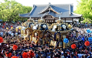 境内で練り合わせをする（左から）宇佐崎、妻鹿、中村地区の屋台＝１４日午後、姫路市白浜町（撮影・中西幸大）