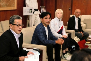 日本パラ水泳選手権大会をＰＲする笠本明里選手（手前から３人目）ら＝姫路市役所