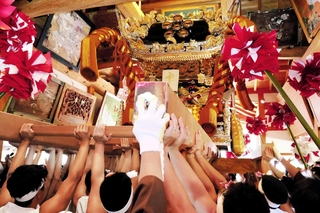 拝殿内で高々と差し上げられる中浜地区の屋台＝英賀神社