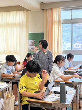 パソコンで赤ちゃんゾウのニュースを検索する児童ら＝家島小学校