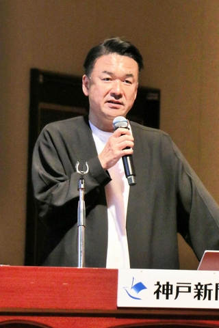 講演するＪＴＢツーリズム事業本部訪日インバウンド共創部の松野友哉さん＝姫路市南駅前町