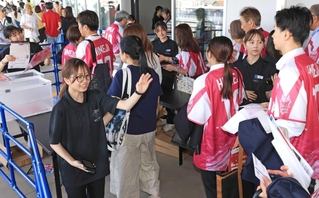 ヴィクトリーナ姫路の試合で入場を案内するスタッフら＝９月２２日、姫路市西延末、大和工業アリーナ姫路（撮影・吉田敦史）