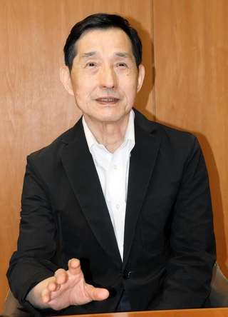 モネの作品について語る六人部昭典さん＝日本城郭研究センター