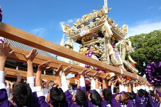お旅所の「渡神殿」前で屋台を宙に放り投げる「チョーサ」を披露する高田地区の練り子ら＝姫路網干区津市場