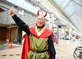 「おかわりハロウィン」をインスタグラムなどでＰＲする「悪魔じじい」の垣内睦彦さん＝姫路市西二階町
