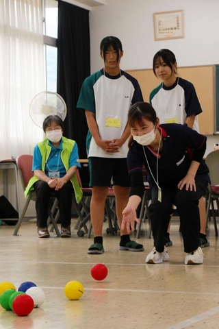「スクエアボッチャ」を楽しむ高校生と若手福祉職員ら＝姫路別所高校