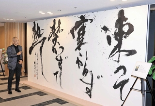 展示した大作について語る中川聖久さん＝姫路キヤッスルグランヴィリオホテル