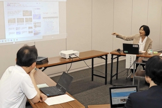 「ｎｏｔｅ」導入に当たり、読みたくなる記事の書き方を解説する久保田智子教育長（右奥）＝姫路市役所北別館