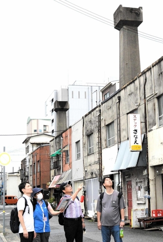 建物内部に設置されたモノレールの橋脚を見学する参加者ら＝姫路市久保町