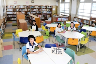 子どものアイデアを取り入れ、生まれ変わった図書室＝英賀保小学校