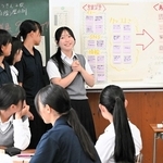 買い物難民や人手不足など地域の課題とその解決策について発表する生徒たち＝姫路商業高校