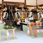 修復したみこしを前に祝詞を奏上する宮司＝松原八幡神社