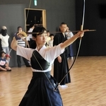 体験会で弓を引く田村歩記者＝大和工業アリーナ姫路（撮影・船田翔太）