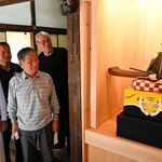 修復を終えた随神像の左大臣を見つめる氏子ら＝姫路市野里、大歳神社