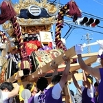 鳥居の前で屋台を差し上げる氏子ら＝土山八幡神社