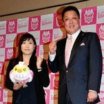 ヴィクトリーナ姫路のゼネラルマネジャー就任を発表した真鍋政義さん（右）と、初代監督の竹下佳江さん＝２０１６年１１月、ホテル日航姫路
