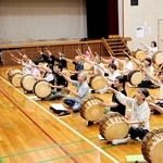 プンムルノリの練習に励む出演者ら＝姫路市花田町加納原田