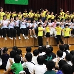 式典でダンスを披露した児童たち＝高岡小学校