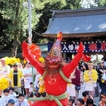 氏子たちが取り囲む中、披露された龍王舞＝正八幡神社