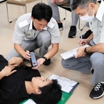 翻訳アプリを活用して症状を聞き取る救急隊員ら＝飾磨消防署