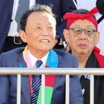 「灘のけんか祭り」で知られる松原八幡神社の秋季例大祭を見学する麻生太郎氏（左）＝１４日午後、姫路市白浜町