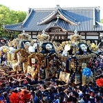 境内で練り合わせをする（左から）宇佐崎、妻鹿、中村地区の屋台＝１４日午後、姫路市白浜町（撮影・中西幸大）