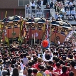 楼門前でみこしをぶつけ合う松原地区の氏子たち＝姫路市白浜町（撮影・中西幸大）