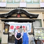 「東来春」の４代目社長、里見正子さん（右）と長女の豊島和美さん＝姫路市西二階町
