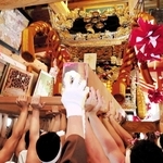 拝殿内で高々と差し上げられる中浜地区の屋台＝英賀神社
