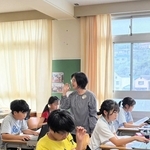 パソコンで赤ちゃんゾウのニュースを検索する児童ら＝家島小学校