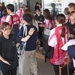ヴィクトリーナ姫路の試合で入場を案内するスタッフら＝９月２２日、姫路市西延末、大和工業アリーナ姫路（撮影・吉田敦史）