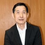 モネの作品について語る六人部昭典さん＝日本城郭研究センター