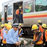 負傷した乗客役を担架で運び出すＪＲ西日本社員ら＝姫路市飾西西富山