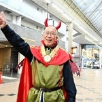 「おかわりハロウィン」をインスタグラムなどでＰＲする「悪魔じじい」の垣内睦彦さん＝姫路市西二階町