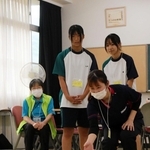 「スクエアボッチャ」を楽しむ高校生と若手福祉職員ら＝姫路別所高校