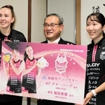 姫路市の岡本裕副市長（中央）から記念パネルを受け取ったヴィクトリーナ姫路のアナ・ハーク選手（左）と菊田美優選手＝同市役所