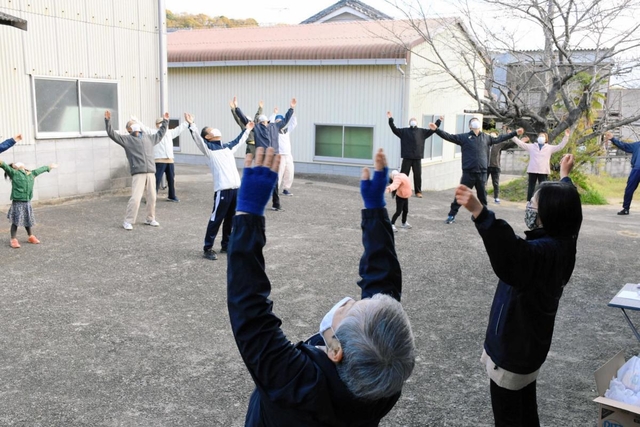 加西版を使ったラジオ体操で体を動かす住民たち＝加西市福住町