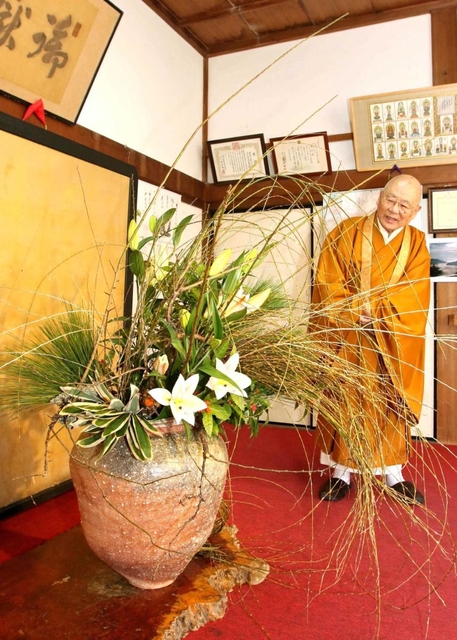 自然美を伝える生け花＝播州清水寺