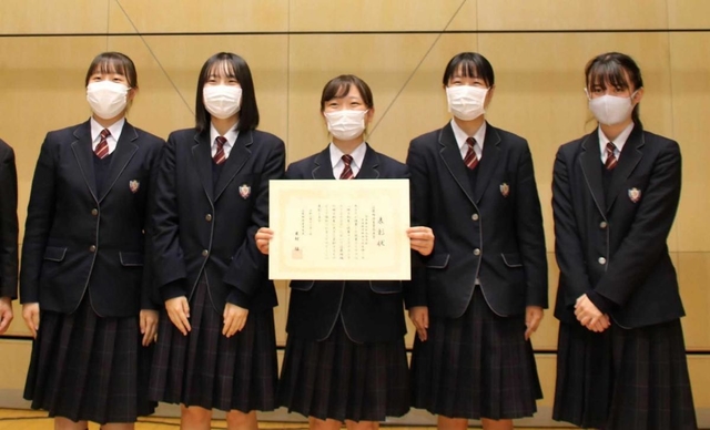 観光客を増やす施策を提案し近畿経済産業局長賞を受けたグループ＝大阪市内（加東市提供）